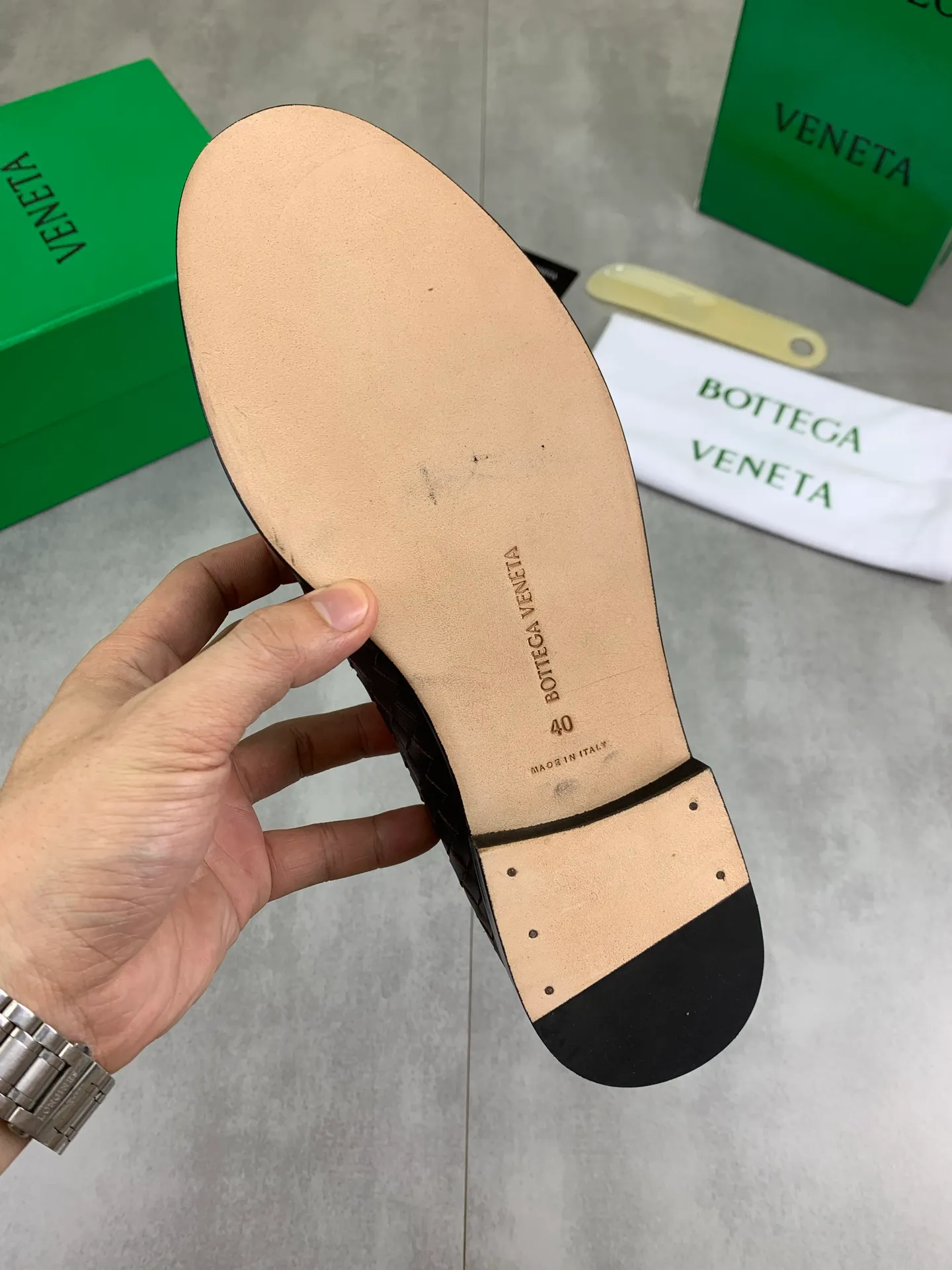 Factory price P860💰Top quality (genuine leather outsole series)💎💎💎 BOTTEGA VENETA official website synchronizes the latest model, top version of the highest version of BV business leather shoes in the market, accept material comparison, shoe type comparison, process comparison, practical and textured, versatile and suitable for any occasion, the more you look at it, the more flavorful it becomes. Pure hand-woven craftsmanship - upper material, imported original hand-woven calfskin - high-quality water-dyed cowhide inside - original private model customized handmade leather outsole -Size: female 35-39 (34 40 customized) male 39-44 (38 45 customized) Comes with original BV green box, complete packaging.